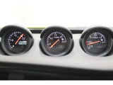 【3連サブメーター】Zといえばこの3連サブメーター。インパネのセンターに並び、運転席からの視認性も確保。左からデジタル時計・電圧計・油温計。