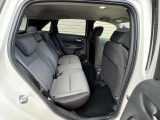 【後部座席】後席も広々としていますので同乗者の方もリラックスしてお乗りいただけますよ(*'▽')