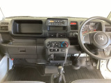 車内は光触媒抗菌消臭施工済です。インパネ周りは機能的なデザインで装備も充実しています。グローブボックスのほかにトレーや収納ボックスなど、たくさんの使い勝手の良い収納スペースが付いています。