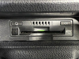 【ETC】有料道路を利用する際に料金所で停止することなく通過できる、ETC車載器(ノンストップ自動料金収受システム機器)が装備されています。セットアップを行うことで利用可能になります。
