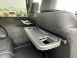 シートバックテーブルも標準装備でございます。車内での軽食などにも大変便利です。