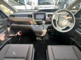 当社のフリード+は、フロアマット付きで販売しておりません。中古車という特性上匂いや見栄えなどの状態が左右される為です。純正、社外の新品マットをご検討いただけます。予め得ご了承下さい。