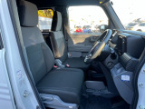 足元もゆったりで長時間の運転も疲れにくいフロントシートです。