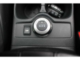 インテリジェント4&times;4は走行状況に応じて3通りの駆動モードを選択できるシステムです。ヒルスタートアシストも装備。カップホルダーは保温保冷機能付ですよ。