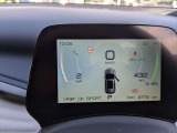様々な情報が表示される運転席メーターです。