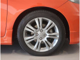 純正のアルミホイール装着車です。タイヤサイズは185/55R16です。