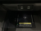 ワイヤレス充電器を装備してます。Qi(チー)規格対応のスマートフォンなどを置くだけでワイヤレスで充電可能です。スマートフォンの充電可能なUSB端子と音源などの外部入力の可能なUSB端子もついています。
