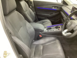 広い足元にゆったり座れるシートには肘掛けも装備しており長距離の運転でも疲れにくくなってます。女性でも運転がしやすいように、シートの高さ調整機能(シートリフター)がついています。