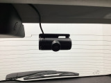 後方にもドライブレコーダーのカメラが付いています。前後両方でお車の周りを監視・記録いたします。