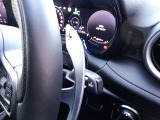 ドライバーの意志を瞬時に伝える、素早いシフト操作が可能なパドルシフトが備わります。