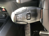 レーダーが前方車両の速度と距離を検知し距離を一定に保つアクティブクルーズコトロール。アクセルとブレーキを併用して設定車間距離を保ち、前方車両が停止した場合には車間距離を保ちながら自動停車します。