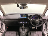 車内は光触媒抗菌消臭施工済です。スタイリッシュなデザインでスポーティなインパネ周りを演出します。グローブボックスやカップホルダーのほかにトレーなどたくさんの収納スペースが付いています。