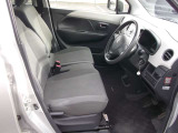 前席はゆったり座れるベンチシートで、運転席側から乗り降りしにくい場合でも、ベンチシートなら助手席側へスムーズに移動できて便利です。