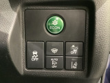 Hondaセンシング用の、VSA(ABS+TCS+横滑り抑制)解除とレーンキープアシストシステムのメインスイッチなどはハンドルの右側に装備しています。燃費に役立つECONボタンもここです。