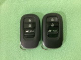 スマートキーを装備しています。鍵を差し込むことなくドアロックの開け閉めと、スタートボタン操作でのエンジンスタートができます。ボタン操作でトランクが開けられる電動テールゲートのボタンもついています。