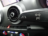 居眠り運転やわき見運転など、万が一車両が道路白線をはみだしそうになると、車がハンドルを自動修正してくれるアウディレーンアシストが装備されております。