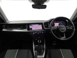 室内の使用感も少なく、まだまだこれから安心して長くお乗りいただけるお車です。