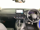車内は光触媒抗菌消臭施工済です。スタイリッシュなデザインでスポーティなインパネ周りを演出します。グローブボックスやカップホルダーのほかにトレーなどたくさんの収納スペースが付いています。