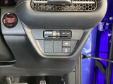 ハンドルの右下にETCがついています。高速道路の料金所の通過も楽々です!。 カードの取り出しもしやすい場所についています。ボタン操作でトランクが開けられる電動テールゲートのボタンもついています。
