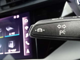 居眠り運転やわき見運転など、万が一車両が道路白線をはみだしそうになると、車がハンドルを自動修正してくれるアウディレーンアシストが装備されております。