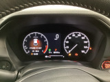 ホンダセンシングの表示画面を併せ持つ右側の大型スピードメーターに加え、ステアリングスイッチを使って左側のタコメーター内でオーディオの表示や、燃費などの情報が見れるようになっています。
