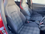 「GTI」専用のロゴ入りシート!シート表皮は伝統のタータンチェック模様です!