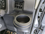 カップホルダー。缶ジュースを開けて運転していると安心しておいておける場所がほしくなりますよね!意外とないと困る装備です。