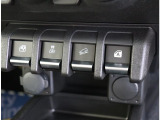 『1台』のお車に対して、3名体制で日々議論を重ね仕入れを行っております。