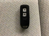 スマートキーを装備しています。鍵を差し込むことなくドアロックの開け閉めと、スタートボタン操作でのエンジンスタートができます。