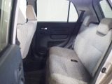 後席です。コンパクトな車体ながらも後席は足元にゆとりがあります。
