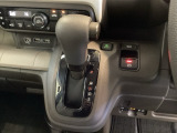 CVT車のセレクトレバーです。低速から高速まで、変速ショックのないスムーズな走りと、エンジン効率のよい領域を維持して燃費にも貢献します。サイドブレーキはスイッチ操作の電子制御パーキングブレーキです。