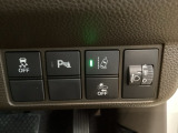 ハンドルの右側にはヘットライトリベライザーとHondaセンシング用のメインスイッチがついています。ヘッドライトレベライザーは道路状況や積荷の加重に応じてライトの高さを調節できます。
