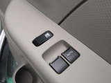 運転席はワンタッチ式で、キーオフ後の作動も可能。挟み込み防止機構付で安心