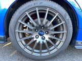 純正18インチアルミホイール・タイヤサイズは245/40R18になっております。