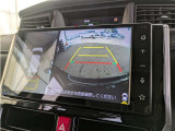 【パノラミックビューモニター】車両を上から見たような映像をディスプレイ画面に表示。運転席からの目視だけでは見にくい、車両周辺の状況をリアルタイムでしっかり確認できます。