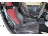 【運転席】ブラックを基調としたインテリアにレッドがアクセントのハーフレザーレカロシート(合皮/ファブリック※メーカー基準)。シートリフターで座面の高さを調整可能です。純正フロアマット付です。