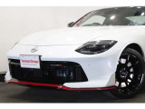 【NISMO】低重心かつ長く伸びやかなスピード感を演出しダウンフォースを強化。空力性能を向上させた。フロントグリルは「GT‐R」2024年モデルでも採用した、通風抵抗の少ないハニカムデザイン。