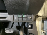 ハンドルの右側にはヘッドライトレベライザーとHondaセンシング用のメインスイッチがついています。ヘッドライトレベライザーは道路状況や積荷の加重に応じてライトの高さを調節できます。