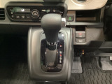 CVT車のセレクトレバーです。低速から高速まで、変速ショックのないスムーズな走りと、エンジン効率のよい領域を維持して燃費にも貢献します。サイドブレーキはスイッチ操作の電子制御パーキングブレーキです。