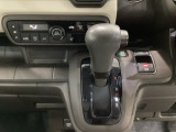 CVT車のセレクトレバーです。低速から高速まで、変速ショックのないスムーズな走りを実現するとともに、エンジン効率のよい領域を維持することで燃費にも貢献します。