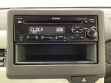 Gathers純正CDチューナーにはAUX入力端子がついてますので外部入力から音楽などを楽しめます。その下には1DIN分の小物入れがついています。CDケースなどを入れるのに便利です。