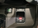 セレクトレバーの右に電子制御パーキングブレーキがあります。スイッチひとつで、停車した地点の傾斜などをシステムが検知・判断してブレーキ力を自動的に最適制御し、しっかり停車できるパーキングシステムです。
