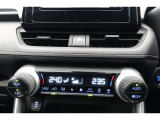 エアコンはオートタイプが装着済みです!オートモードにしておけば、車内温度を設定するだけで風の料や吹き出し口の切り替えを機械が行ってくれます!一年中快適な環境を作れますよ♪