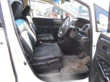 体が沈み込まないちょうどいい固さのシートなので、長時間の運転も疲れづらいんですよ♪足元もすっきりと広いです!