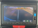 バックと連動してバックモニターに自動で切り替わります。バックが苦手な方でも後ろが見えるのでバックの負担がへります。