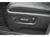 高級なクルマの証!!運転席はパワーシートになっています。