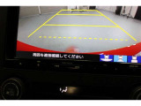 バックをするとき自動でリアの様子が映る『リアカメラ』付き!ナビ画面で確認しながらバックができ、ガイドラインで距離感がつかめるので後ろの壁も安心ですね。でも、周りへの目視も忘れないでくださいね!