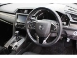 ハンドル左側にはオーディオ操作が出来るオーディオリモートコントロールスイッチ、右側にはHondaSENSINGとオートクルーズスイッチを装備!長距離運転や高速道路の運転では大活躍です!