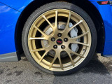 brembo製フロント18インチベンチレーテッドディスクブレーキ(シルバー塗装)装着★シルバー塗装のキャリパーが付いてる車は限られますね(^^)