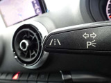 居眠り運転やわき見運転など、万が一車両が道路白線をはみだしそうになると、車がハンドルを自動修正してくれるアウディレーンアシストが装備されております。